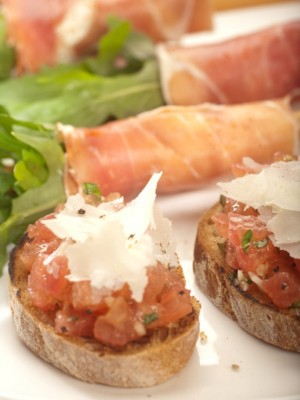 Bruschetta i grissini z szynką prosciutto