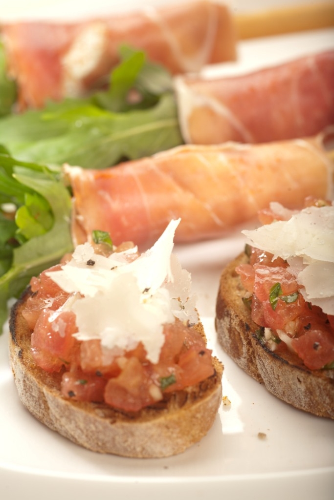 Bruschetta i grissini z szynką prosciutto