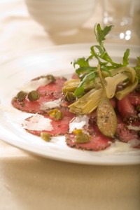 Carpaccio z marynowanej polędwicy wołowej z karczochami i świeżo tartym parmezanem