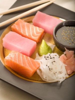 Cesarskie sashimi z tuńczyka i łososia norweskiego podane z emulsją z chrzanu wasabi, białą rzepą, marynowanym imbirem i sosem sojowym z ziarnami sezamu