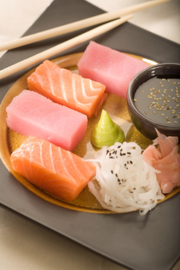 Cesarskie sashimi z tuńczyka i łososia norweskiego podane z emulsją z chrzanu wasabi, białą rzepą, marynowanym imbirem i sosem sojowym z ziarnami sezamu