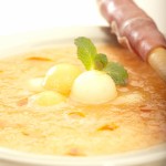 Chłodnik z melona gallo z marynowanym imbirem i szynką parmeńską