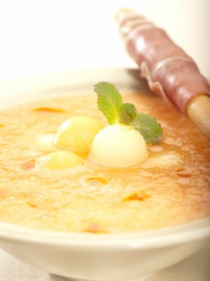 Chłodnik z melona gallo z marynowanym imbirem i szynką parmeńską