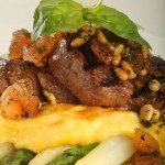 Filet mignon z zapiekanymi szparagami w sosie holenderskim z pomidorami concasse