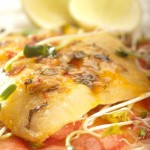 Filet z soli podany z aromatycznymi truskawkami i czarnym pieprzem