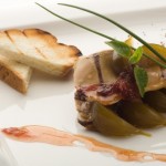 Foie gras z patelni podane na karmelizowanych figach z płatkami róży