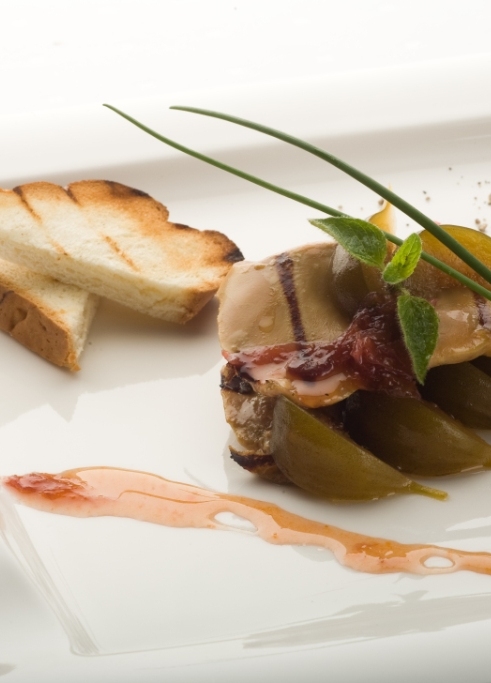 Foie gras z patelni podane na karmelizowanych figach z płatkami róży