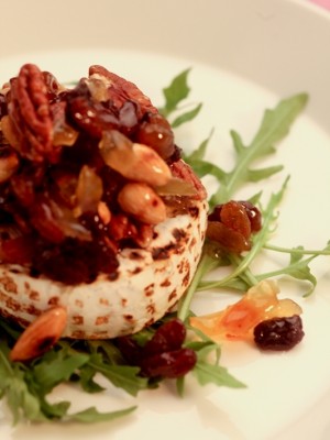 Grillowany camembert z orzechami pecan i migdałami