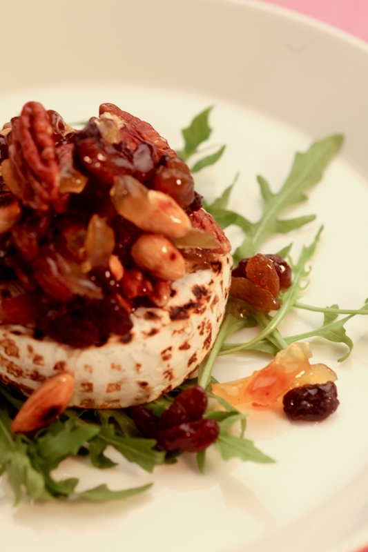 Grillowany camembert z orzechami pecan i migdałami