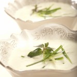 Indyjski chłodnik z ogórka aromatyzowany świeżą miętą
