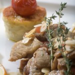 Karp królewski z patelni aromatyzowany oliwą truflową podany na smażonych borowikach z torcikiem ziemniaczanym
