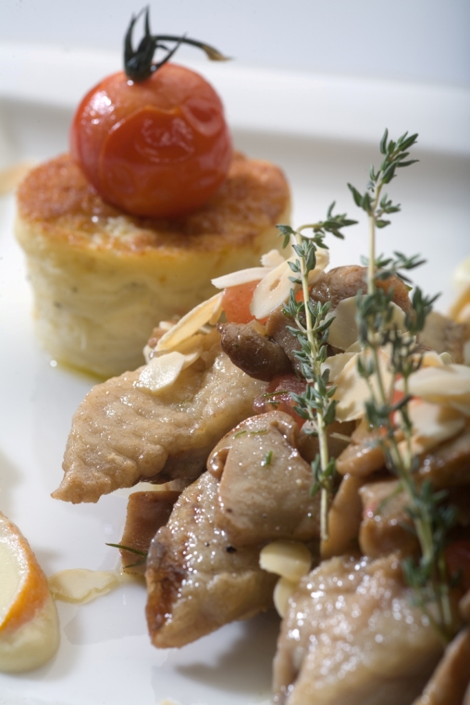 Karp królewski z patelni aromatyzowany oliwą truflową podany na smażonych borowikach z torcikiem ziemniaczanym