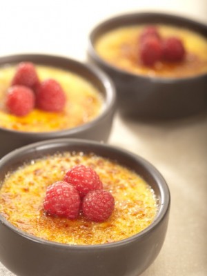 Krem brulee z malinami