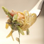 Linguine truflowe z zielonymi szparagami, pomidorami concasse, wędzonym łososiem norweskim i świeżo tartym parmezanem