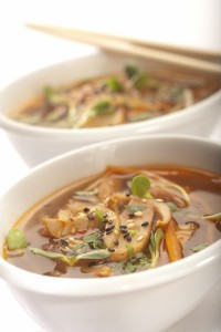 Orientalna zupa z grzybów leśnych ze świeżą kolendrą i ziarnami sezamu