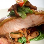 Pieczony łosoś w złocistej kruszonce podany z kurkami smażonymi z kapustą pak choi, pomidorami cherry i ciemnym kremem balsamico