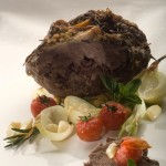 Pieczony udziec jagnięcy z miętą, czosnkiem i puree z grochu