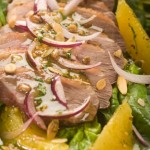 Piersi z kaczki z awokado, świeżym szpinakiem, pomarańczami i sosem vinegrette