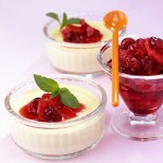 Pomarańczowa panna cotta z sosem żurawinowym