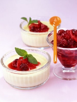 Pomarańczowa panna cotta z sosem żurawinowym