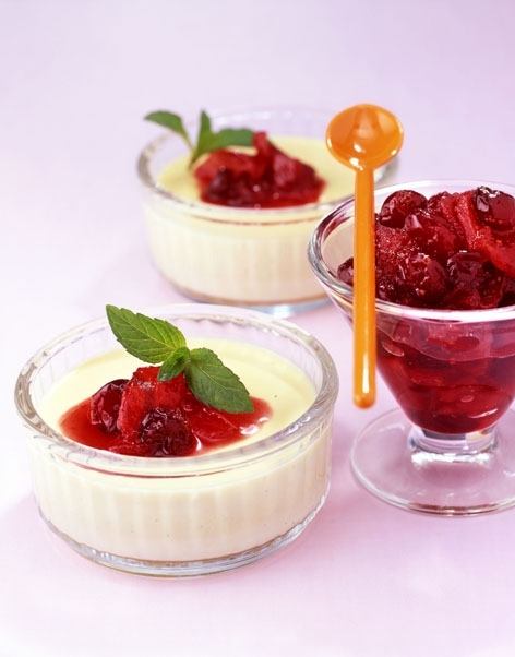 Pomarańczowa panna cotta z sosem żurawinowym