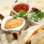 Quesadillas z pieczoną piersią kurczaka, kurkami i serem cheddar