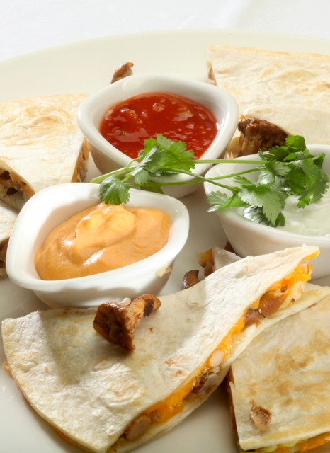 Quesadillas z pieczoną piersią kurczaka, kurkami i serem cheddar