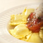 Ravioli ze szpinakiem i serem ricotta z klasycznym sosem pomidorowym i świeżą bazylią