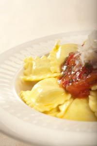 Ravioli ze szpinakiem i serem ricotta z klasycznym sosem pomidorowym i świeżą bazylią