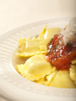 Ravioli ze szpinakiem i serem ricotta z klasycznym sosem pomidorowym i świeżą bazylią