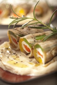 Roladki z bakłażana i pieczonej papryki z cypryjskim serem haloumi, rozmarynem i pikantną oliwą