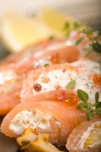 Roladki z łososia norweskiego nadziewane serem ricotta z kurkami i ziołami podane z sosem jogurtowym
