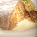 Strudel jabłkowy z sosem waniliowym i bitą śmietaną