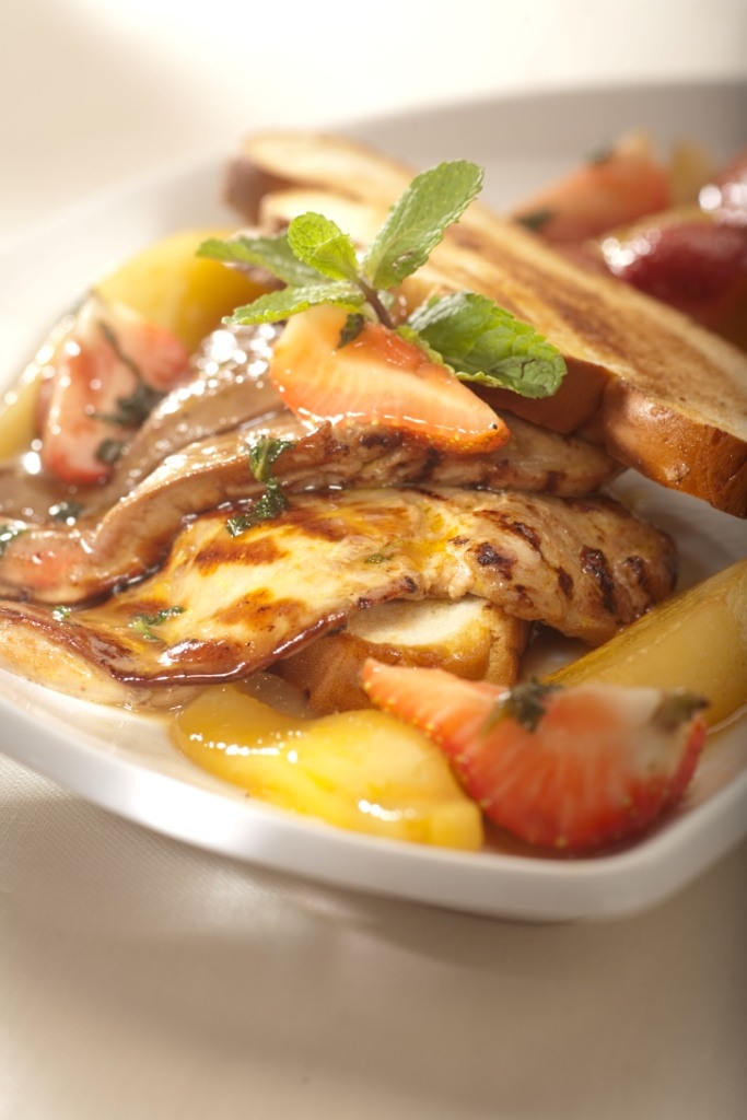 Wątróbki indycze z glazurowanymi w miodzie gruszkami i truskawkami podane na ciepłych tostach z chałki